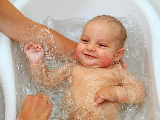 Vauvan kylvettäminen
