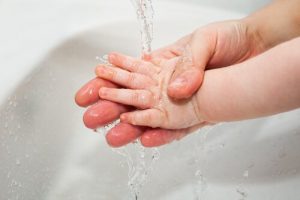 Vauvan kynsien leikkaaminen: 10 niksiä