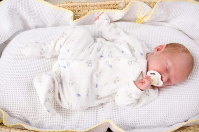 Vauvan nukuttaminen: hyviä niksejä