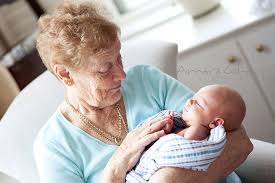 Isoäidin ja lapsenlapsen ensimmäinen kohtaaminen on täynnä tunteita.