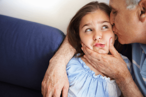 Miksi ei tulisi pakottaa lasta halaamaan tai suukottamaan?