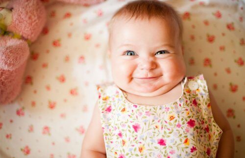 Vauvan hymy ja nauru ovat suuri kehitysaskel
