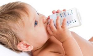 Miksi vauvojen ei tulisi juoda vettä ennen 6 kuukauden ikää?