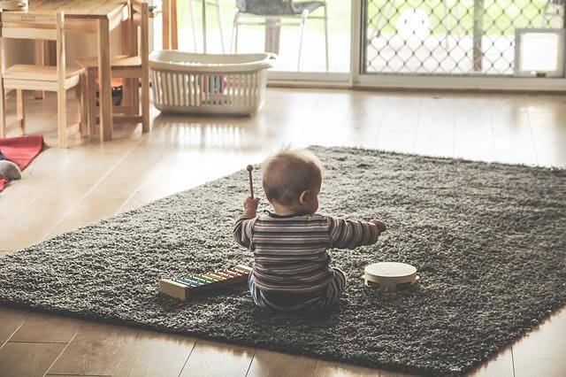 Miksi vauvat heittävät kaiken lattialle?