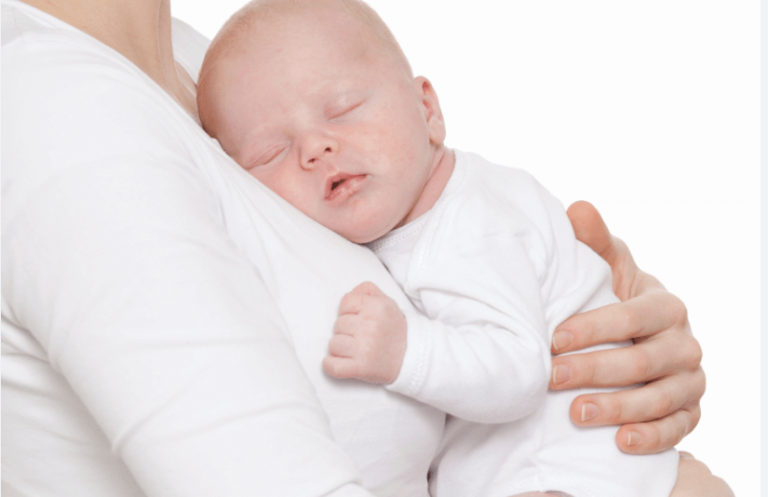 Miksi vauvan nukkuminen äidin lähellä on tärkeää?