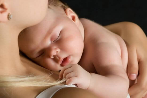 Miksi vauva nukkuu vain sylissäsi?