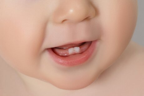 Vauvan ensimmäiset hampaat: kaikki mitä sinun tarvitsee tietää