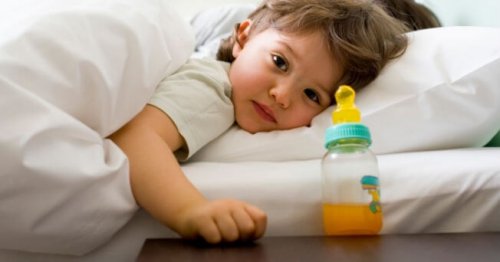 Miksi lapsi pyytää vettä nukkumaan mennessään, mutta tuskin juo sitä?