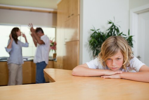 Lasten edessä riiteleminen vahingoittaa lapsen tunne-elämää