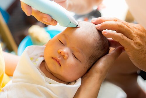 Vauvan ensimmäinen hiustenleikkuu - mitä tulee tietää?