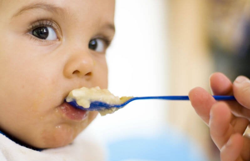 Mitä kiinteää ruokaa vauvalle voi antaa ja milloin?