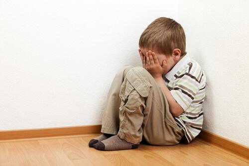 Mistä johtuu lasten yksinolon pelko?