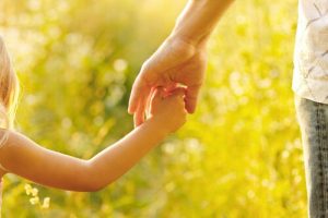 Äitiys on opastamista, auktoriteettia ja rakastamista