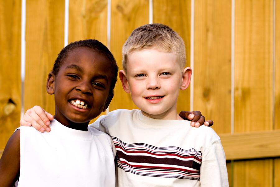 Kaksikielisten lasten kasvattaminen luo ystävyyttä.