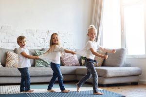 Tekeekö paljain jaloin kävely hyvää lapselle?
