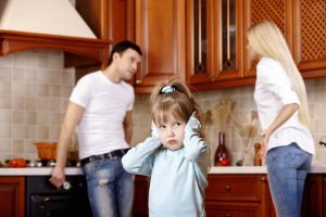 Vanhempien huonotuulisuus voi vaikuttaa lapsen emotionaaliseen kehitykseen