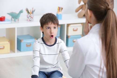 Koska pitää huolestua, kun lapsi ei puhu?