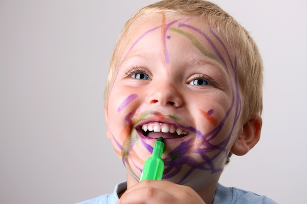 Taaperon uhmaikä ja kiukutteleva 2-vuotias