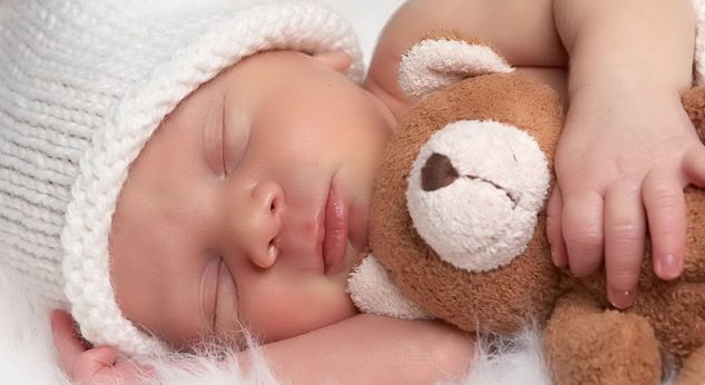 Milloin vauva nukkuu läpi yön?