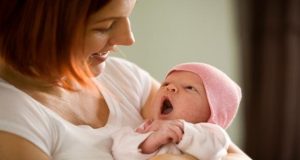 Vauvan saapuminen jännittää: Opas ensimmäisille päiville