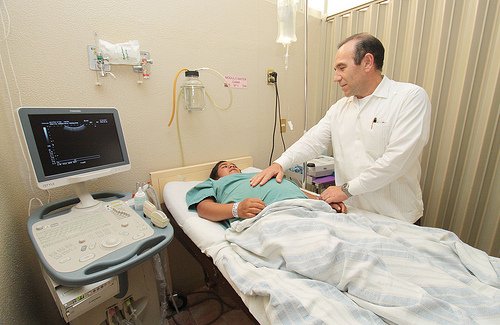 Millaisia ovat erilaiset tutkimukset raskauden aikaisten komplikaatioiden havaitsemiseen?