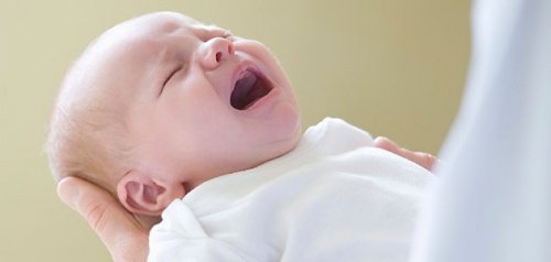 Itkevän vastasyntyneen rauhoittaminen