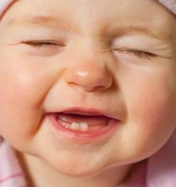 Esitellä 96+ imagen vauva hieroo korvaa hampaat