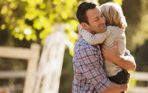 Lapsen hyvästeleminen ennen kotoa lähtöä