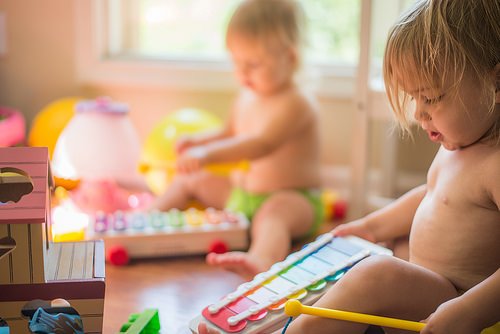 Leiki lapsen kanssa tarjotaksesi hänelle stimulaatiota