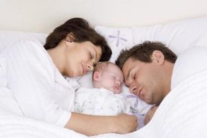 Mitä yhdessä lapsen kanssa nukkuminen tarkoittaa parisuhteelle?