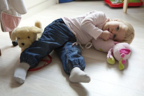 Voiko peukalon imeminen olla hyödyksi lapsen terveydelle?