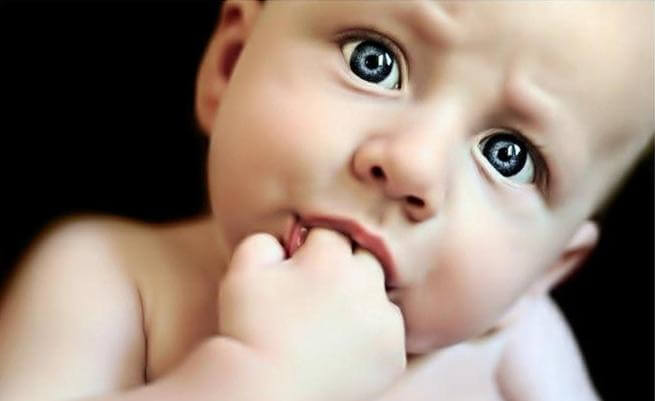 Voiko peukalon imeminen olla hyödyksi lapsen terveydelle?