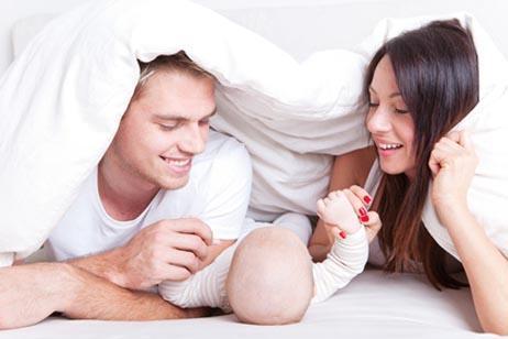 Miten tuoreet äidit ja isät sopeutuvat vanhemmuuteen?