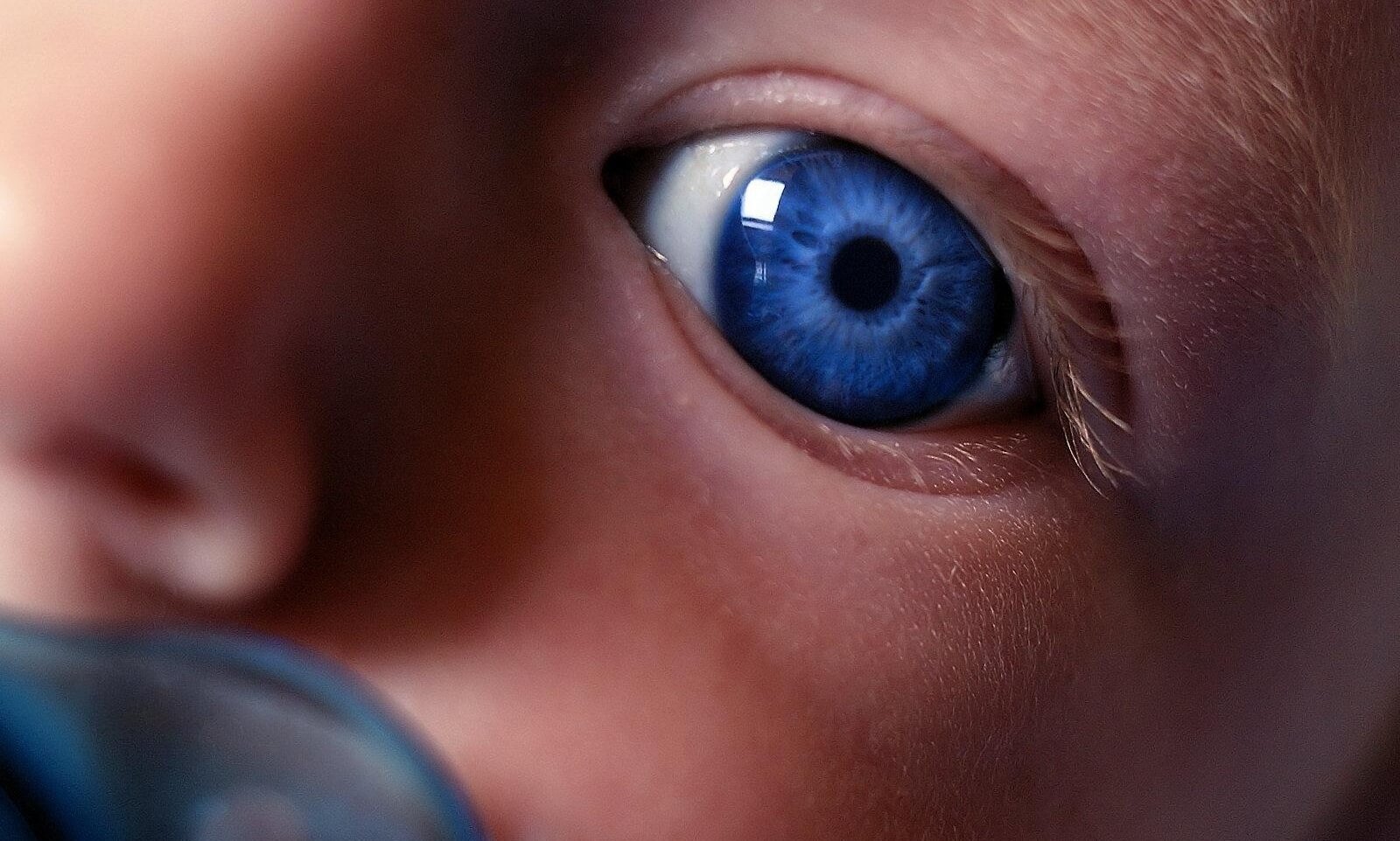 Miksi vauvat syntyvät sini- tai harmaasilmäisinä? - Äitiyden Ihme