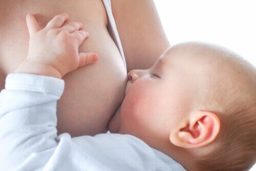 Vauvan yhdistelmäruokinta eli äidinmaidon ja korvikkeen yhdistäminen