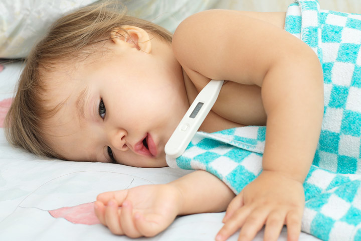 Vauvan kuumeen alentaminen onnistuu lääkärin antamien ohjeiden sekä muutamien kikkojen avulla