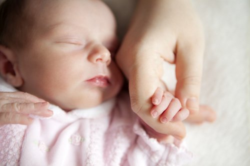 Miksi käsienpesu vauvan seurassa ollessa on niin tärkeää?