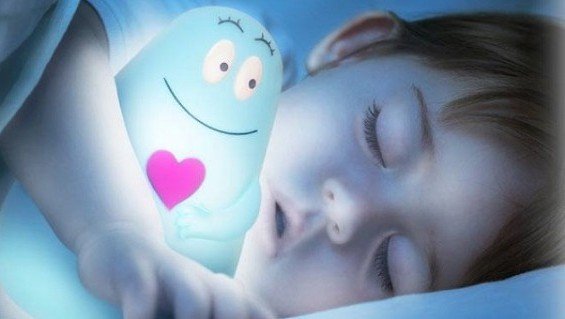 Pimeässä nukkuminen ja sen hyödyt lapselle