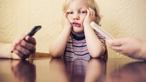 Milloin vanhempien puhelinriippuvuus alkaa haitata lasta?