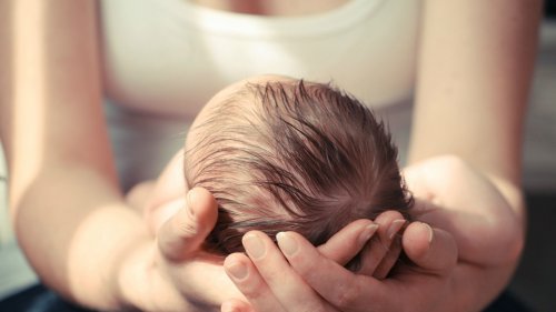 Vauvan ensimmäinen elinkuukausi: Kaikki tieto, mitä tarvitset