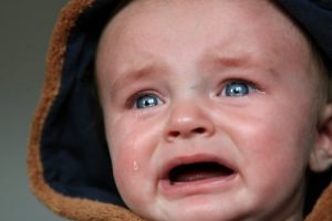Kuinka rauhoittaa itkevä vauva?
