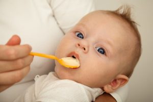 Milloin ja miten vauvalle annetaan kiinteää ruokaa?