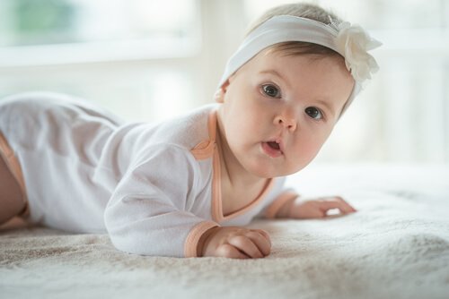Vauvan kuudes elinkuukausi ja puolikiinteiden ruokien aloitus