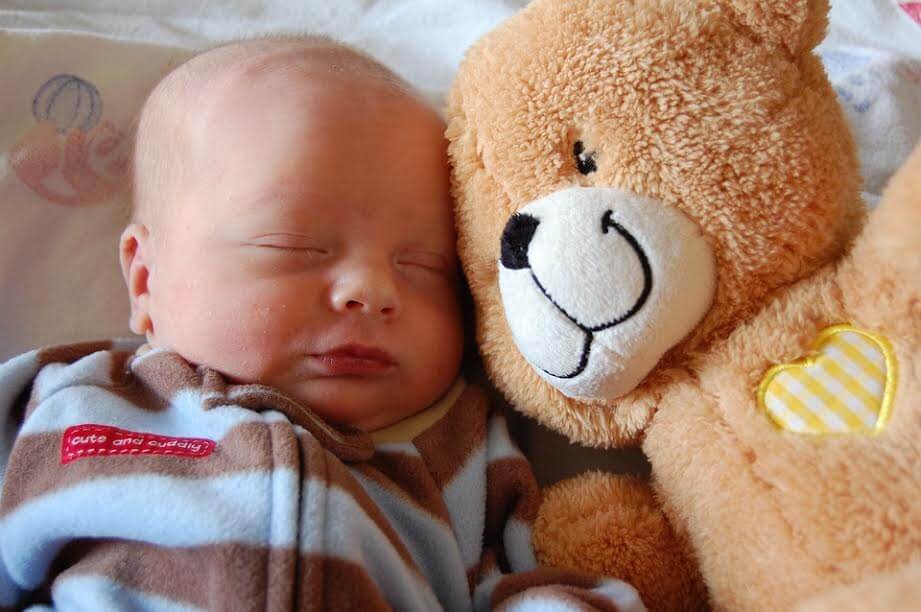 Vauvan ihanteellinen nukkuma-asento yhdistää mukavuuden ja turvallisuuden