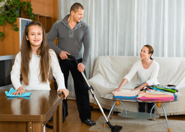 Lapsen opettaminen auttamaan kotiaskareissa