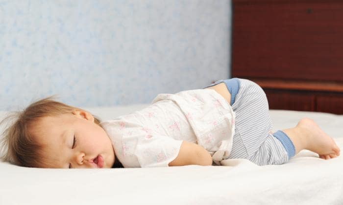 Lapsen voi siirtää nukkumaan omaan sänkyyn vaikka silloin, kun pinnasänky on hänelle jo liian pieni