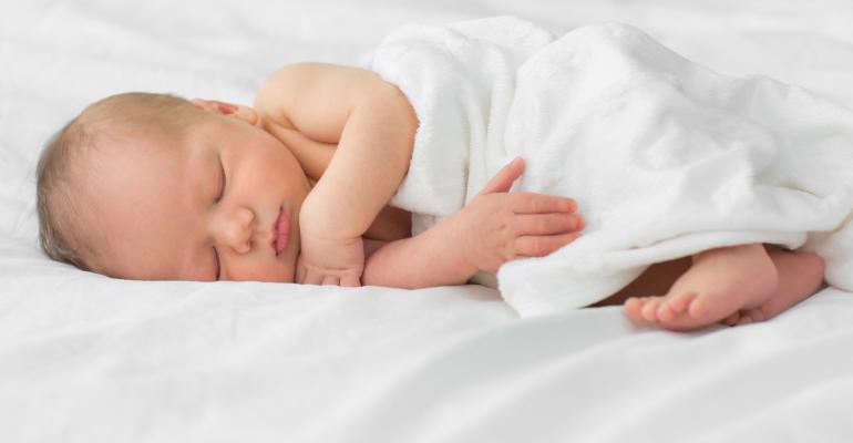 Joitakin vauvoja iltasadut auttavat nukahtamaan, toisia ei.
