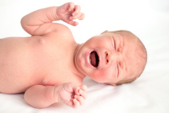 Kuinka rauhoittaa koliikista kärsivää vauvaa?