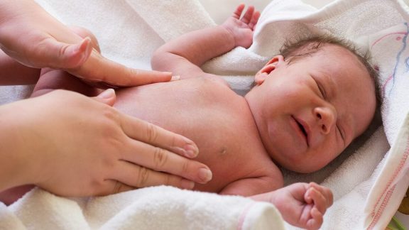 Kuinka rauhoittaa koliikista kärsivää vauvaa?