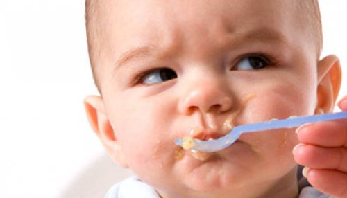 Kuinka toimia, kun vauva kieltäytyy syömästä?